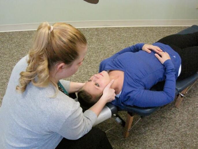 Ang massage ng servikal gulugod ay kinakailangan para sa osteochondrosis